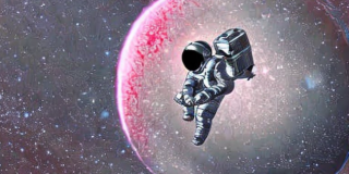 Ein schwebender Astronaut vor einem leicht rosa schimmernden Planeten im Weltall